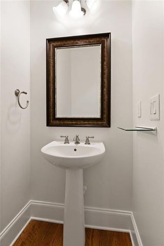 956 Persimmon Point NE, Sandy Springs, GA 30328