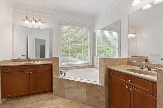 956 Persimmon Point NE, Sandy Springs, GA 30328