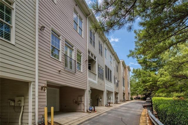 956 Persimmon Point NE, Sandy Springs, GA 30328