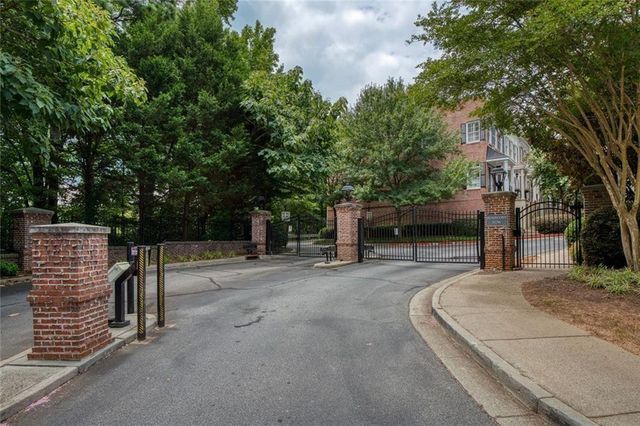 956 Persimmon Point NE, Sandy Springs, GA 30328