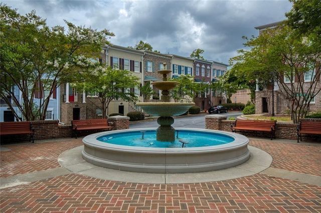 956 Persimmon Point NE, Sandy Springs, GA 30328