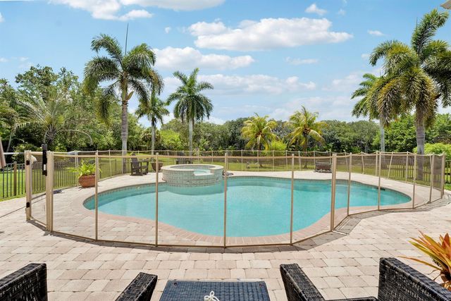 5835 Lago Del Sol Drive, Lake Worth, FL 33449