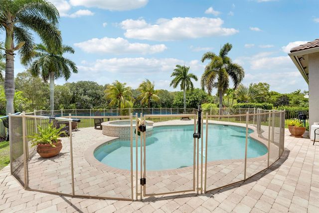 5835 Lago Del Sol Drive, Lake Worth, FL 33449