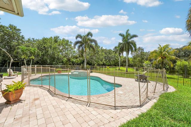 5835 Lago Del Sol Drive, Lake Worth, FL 33449