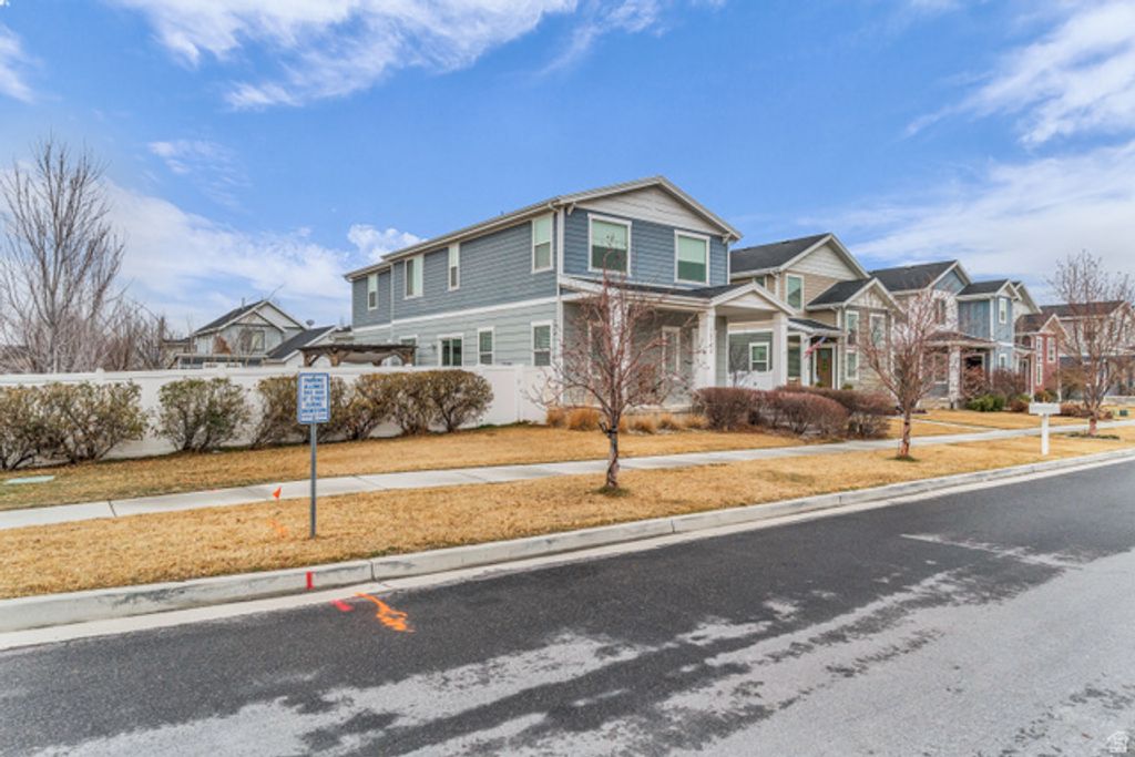 15176 S BATTLE DR, Bluffdale, UT 84065