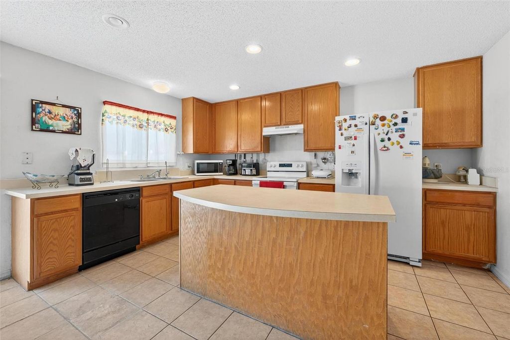 Image 12 of property listing at 11969 OLD GLORY DR, Orlando, FL 32837