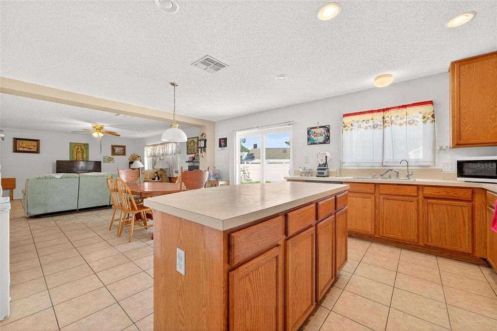 Image 13 of property listing at 11969 OLD GLORY DR, Orlando, FL 32837