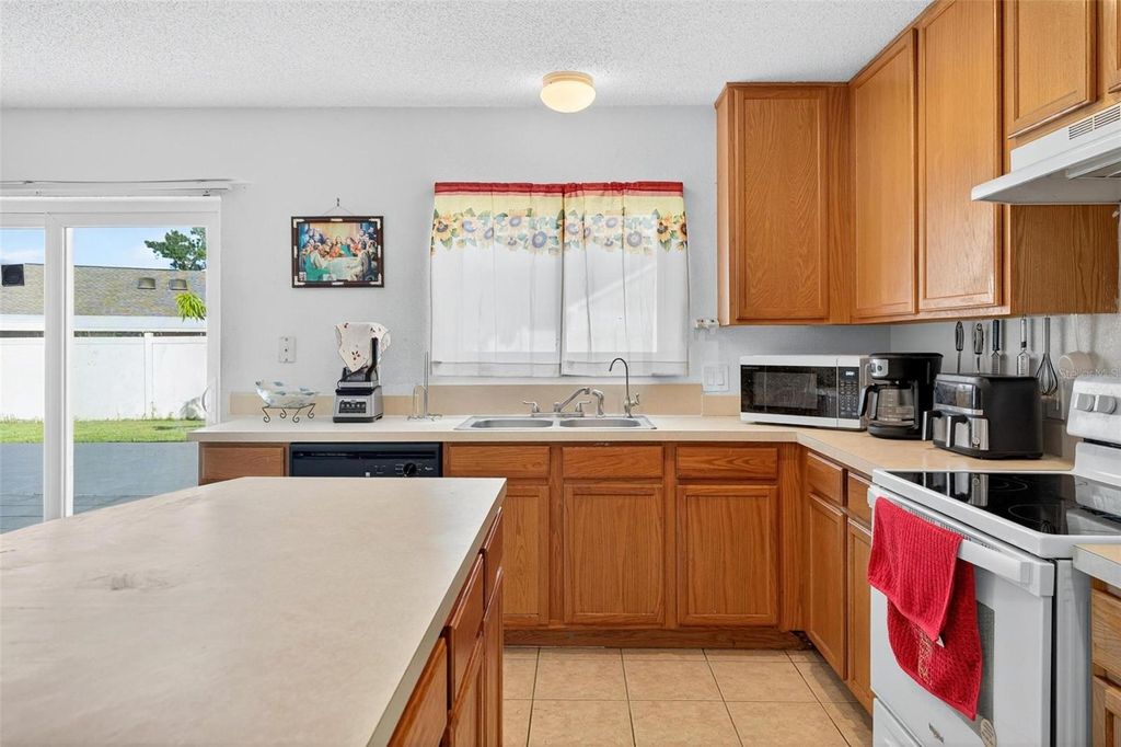 Image 14 of property listing at 11969 OLD GLORY DR, Orlando, FL 32837