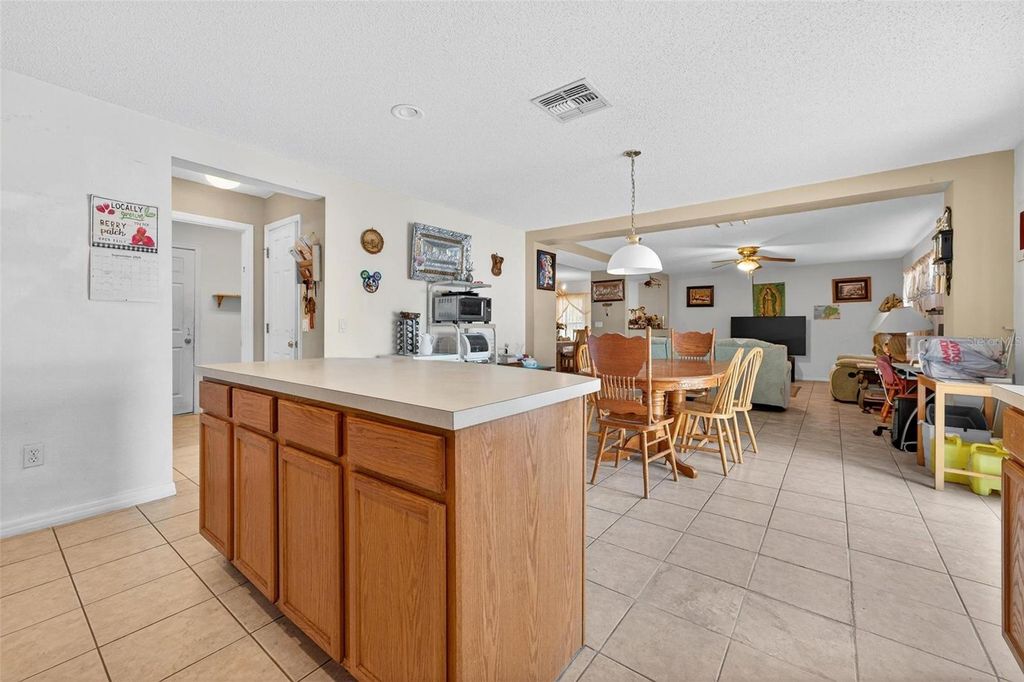 Image 15 of property listing at 11969 OLD GLORY DR, Orlando, FL 32837