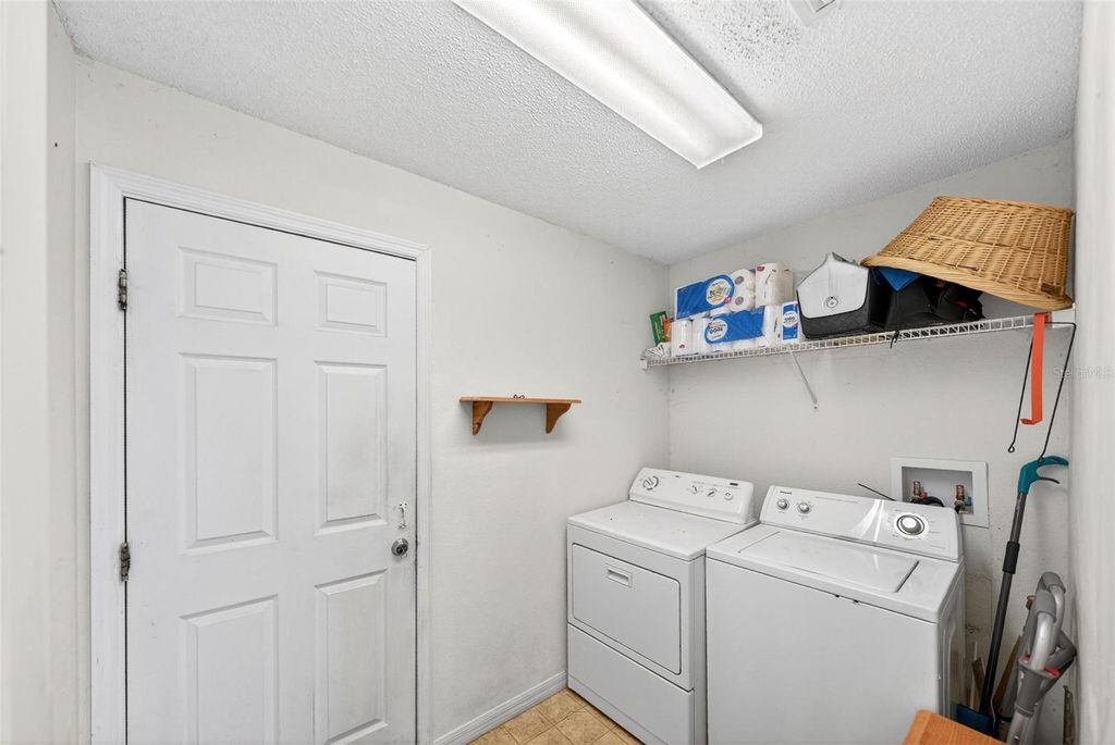 Image 16 of property listing at 11969 OLD GLORY DR, Orlando, FL 32837