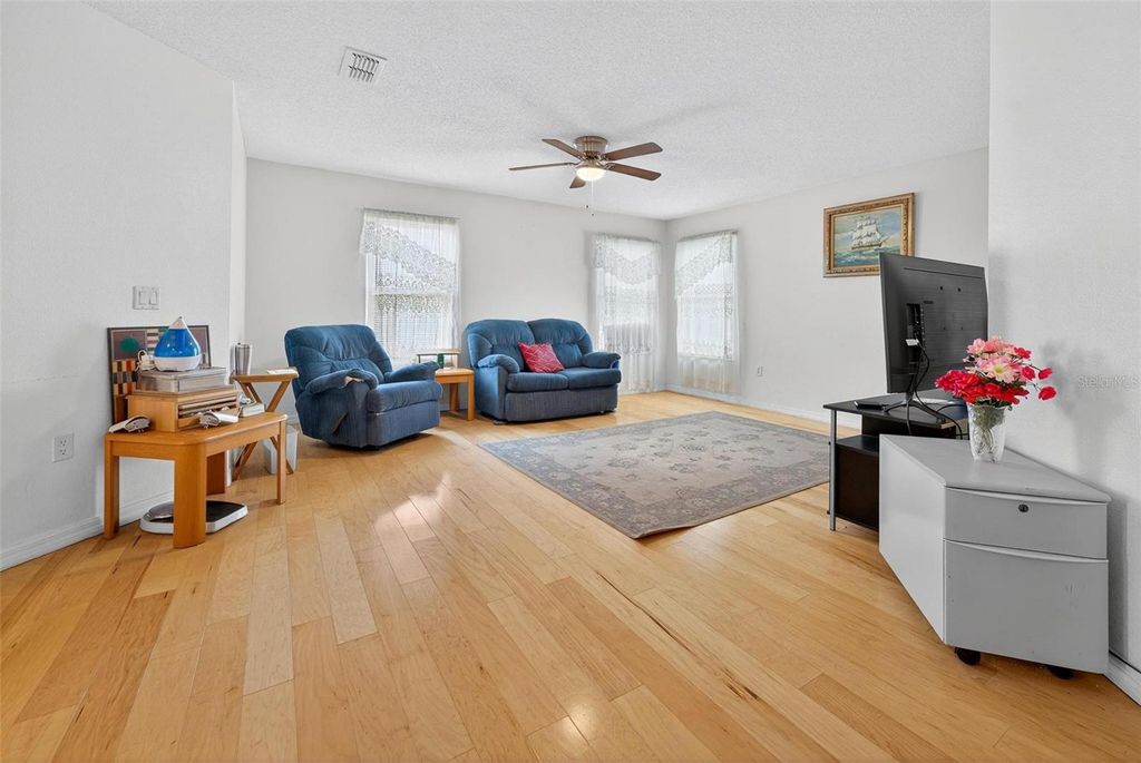 Image 19 of property listing at 11969 OLD GLORY DR, Orlando, FL 32837