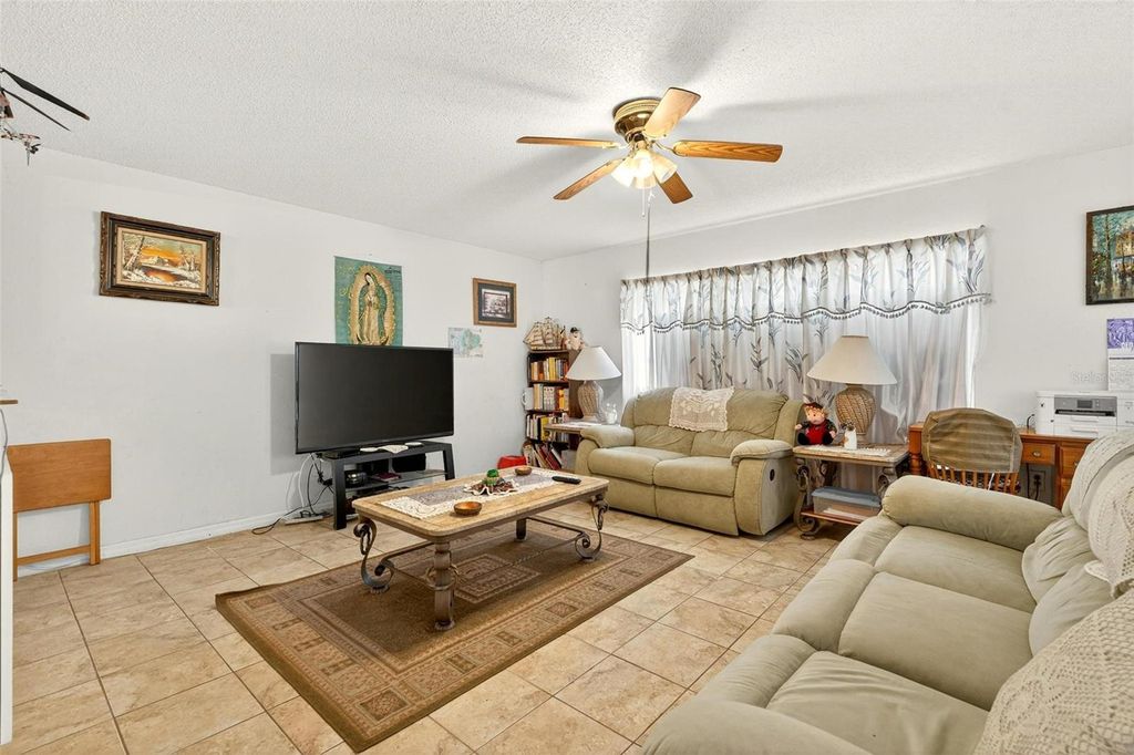 Image 6 of property listing at 11969 OLD GLORY DR, Orlando, FL 32837