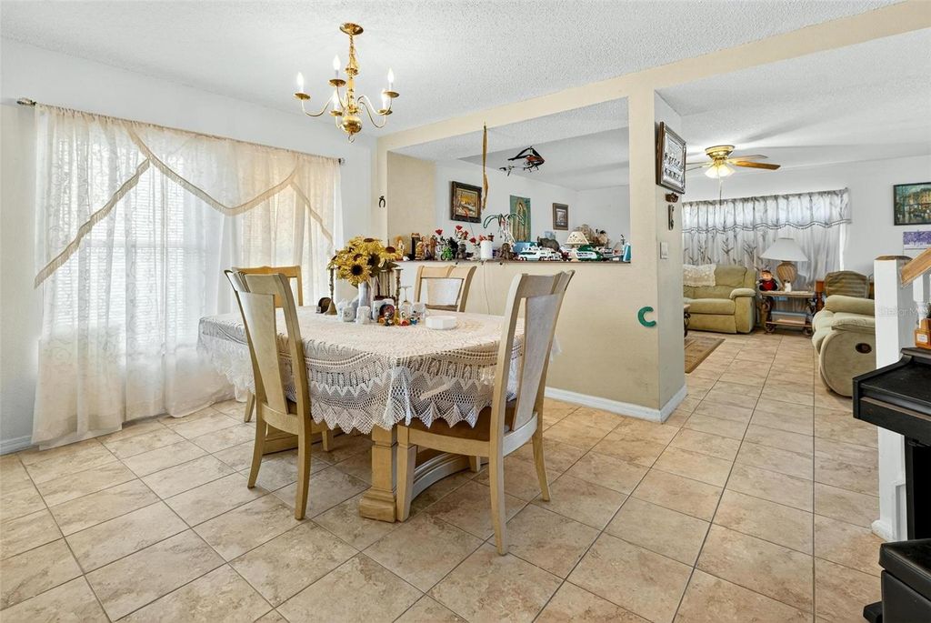 Image 8 of property listing at 11969 OLD GLORY DR, Orlando, FL 32837