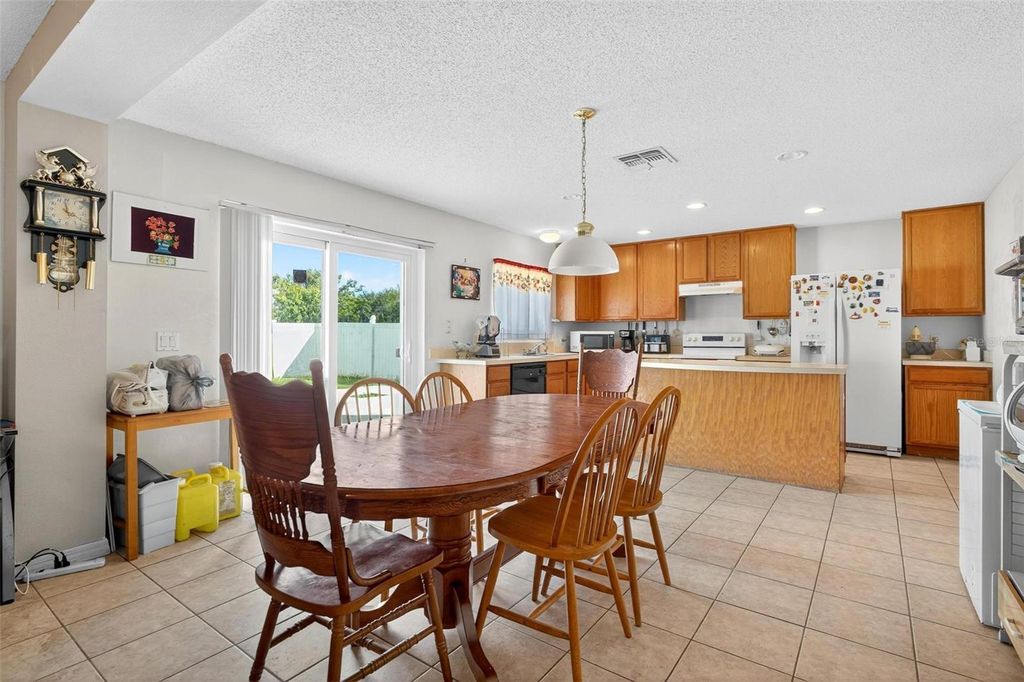 Image 9 of property listing at 11969 OLD GLORY DR, Orlando, FL 32837