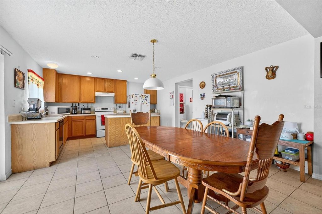 Image 10 of property listing at 11969 OLD GLORY DR, Orlando, FL 32837