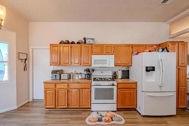 2525 Cabezon Drive NE, Rio Rancho, NM 87144