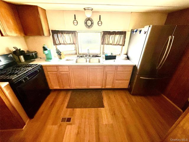 822 Lark Lane, Cuddebackville, NY 12729