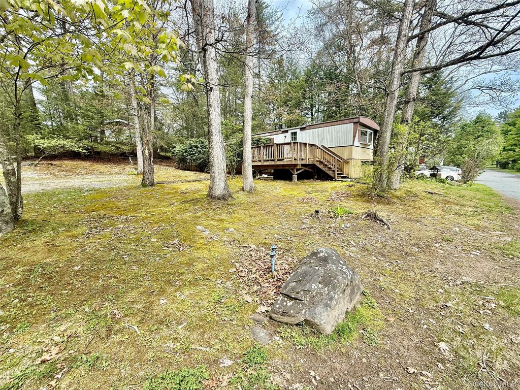 822 Lark Lane, Cuddebackville, NY 12729