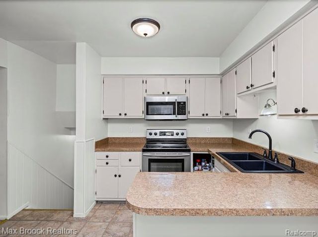 27124 Bradner Drive, Warren, MI 48088