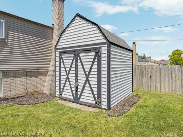 27124 Bradner Drive, Warren, MI 48088