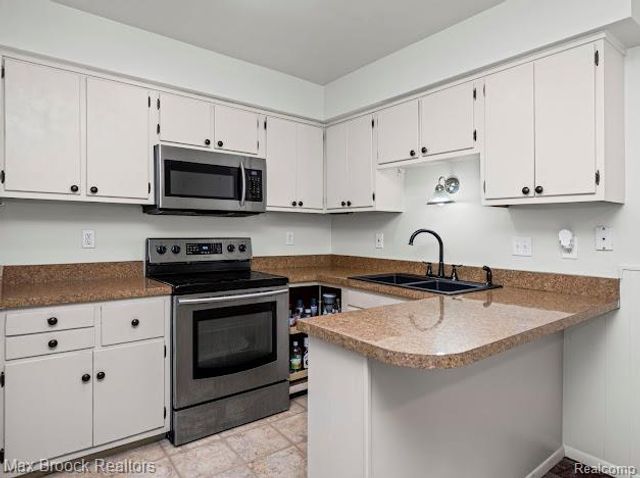27124 Bradner Drive, Warren, MI 48088
