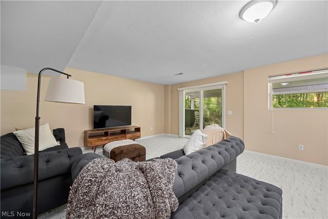 435 Country Walk, Amherst, OH 44001