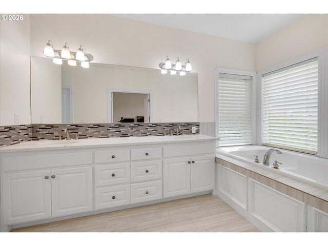 10520 Se ISAAC Dr, Happy Valley, OR 97086