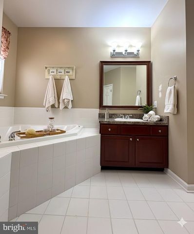 1 MARLOWE CT, Absecon, NJ 08205