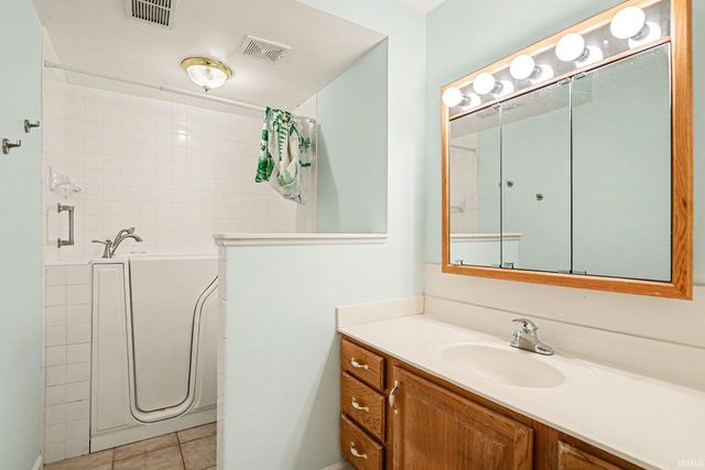 820 Lincolnway West 211, Mishawaka, IN 46544