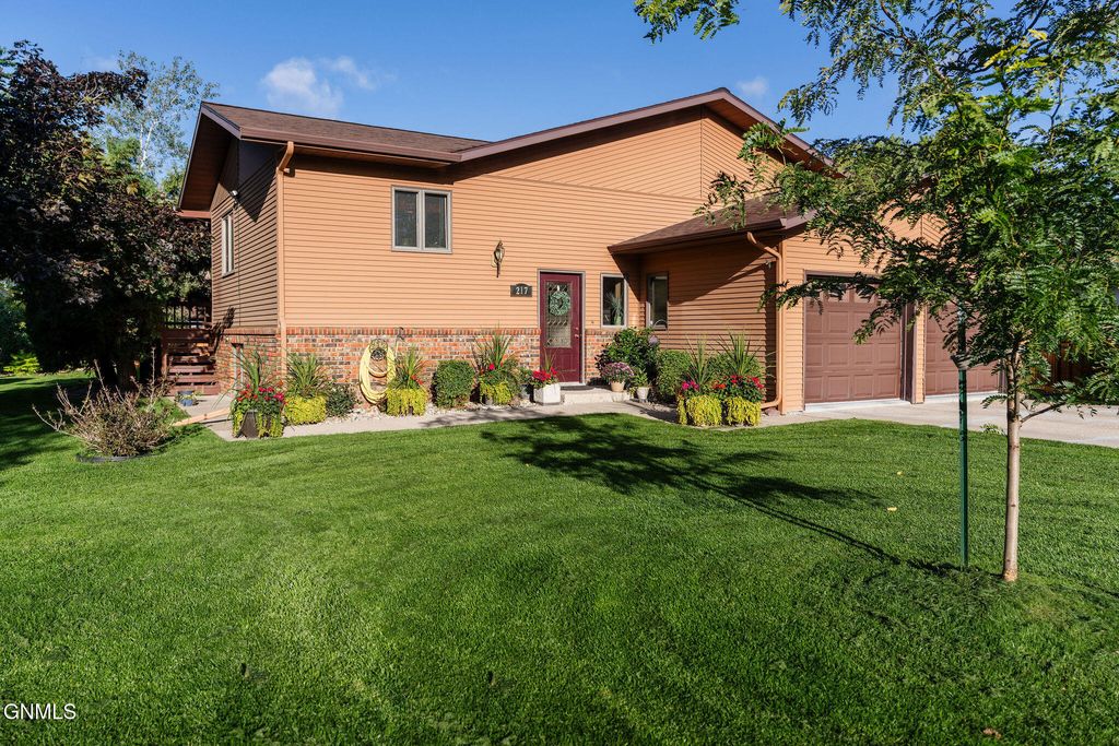 217 19th Avenue NE, Jamestown, ND 58401 photo 2