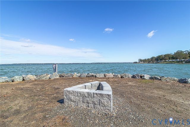 560 Eubank Landing Road, Topping, VA 23169