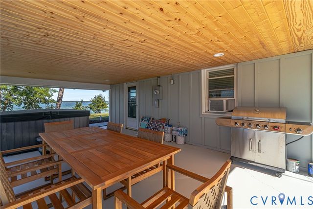 560 Eubank Landing Road, Topping, VA 23169