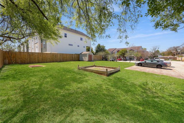 4501 N Main Street, Houston, TX 77009