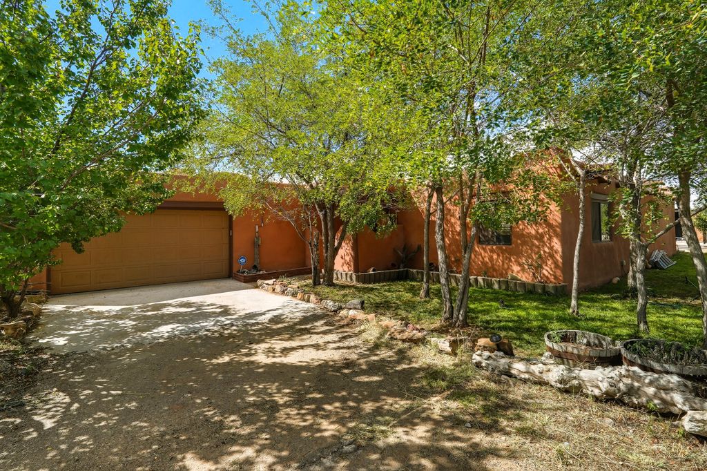 74 LAS ESTRELLAS, Santa Fe, NM 87507