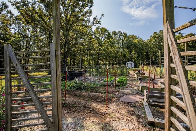 4201 E Canvas Road, Fayetteville, AR 72701