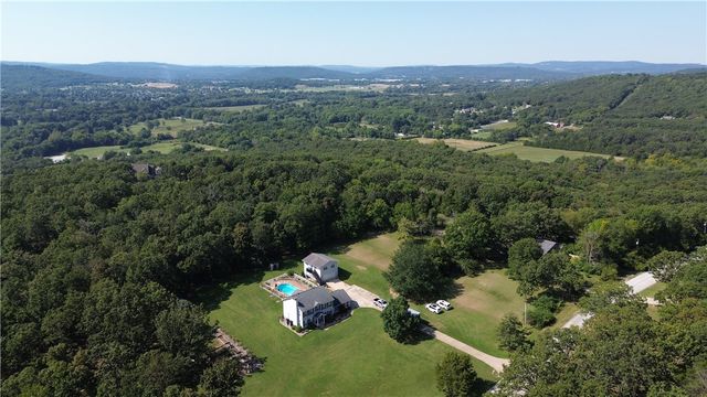 4201 E Canvas Road, Fayetteville, AR 72701