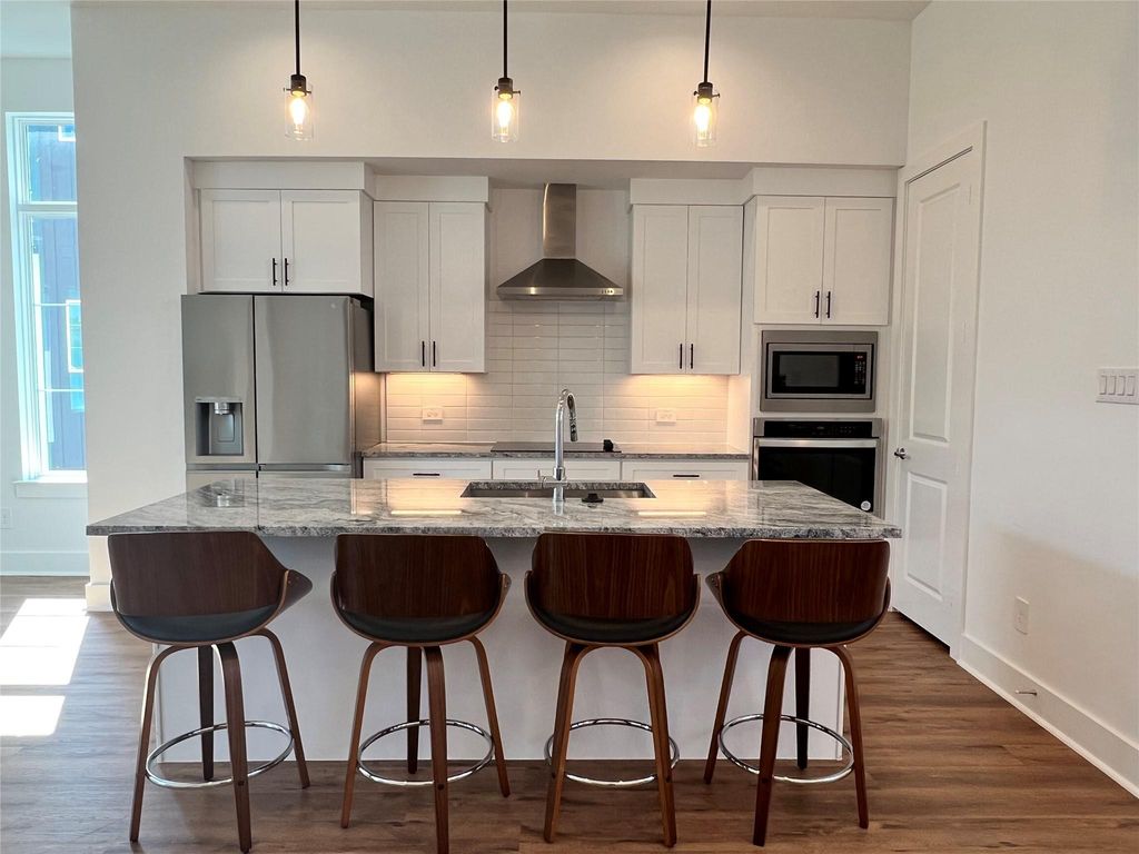 13325 Bee Street 201, Farmers Branch, TX 75234