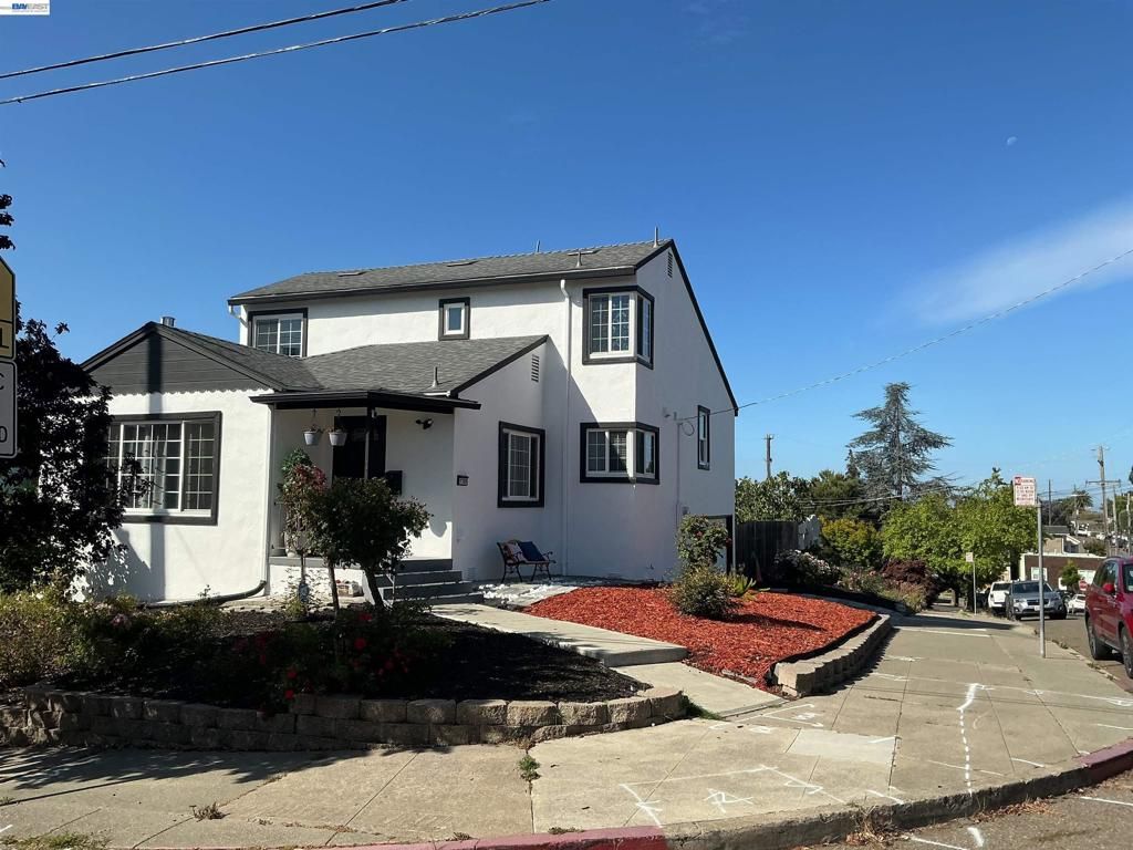 Image 11 of property listing at 5301 Brann ST, Oakland, CA 94619