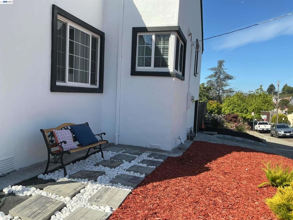 Image 13 of property listing at 5301 Brann ST, Oakland, CA 94619