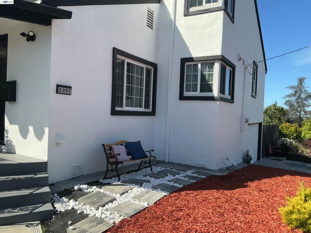 Image 2 of property listing at 5301 Brann ST, Oakland, CA 94619