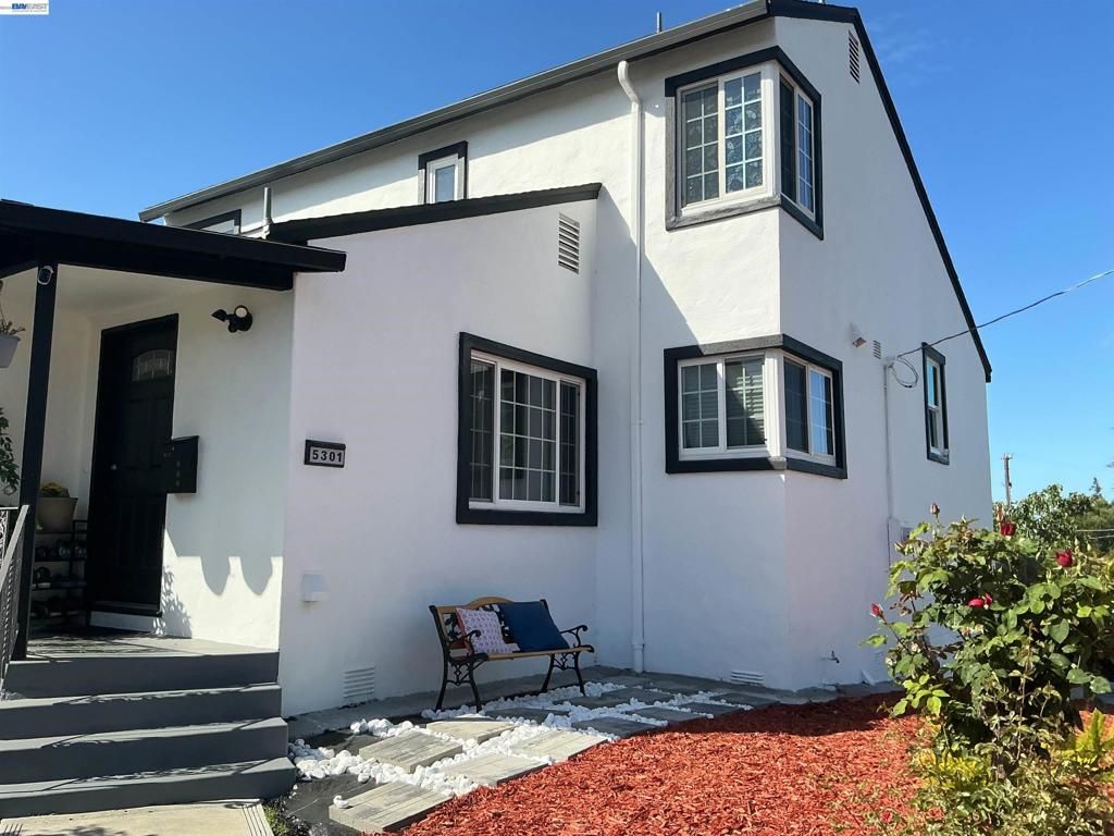 Image 3 of property listing at 5301 Brann ST, Oakland, CA 94619