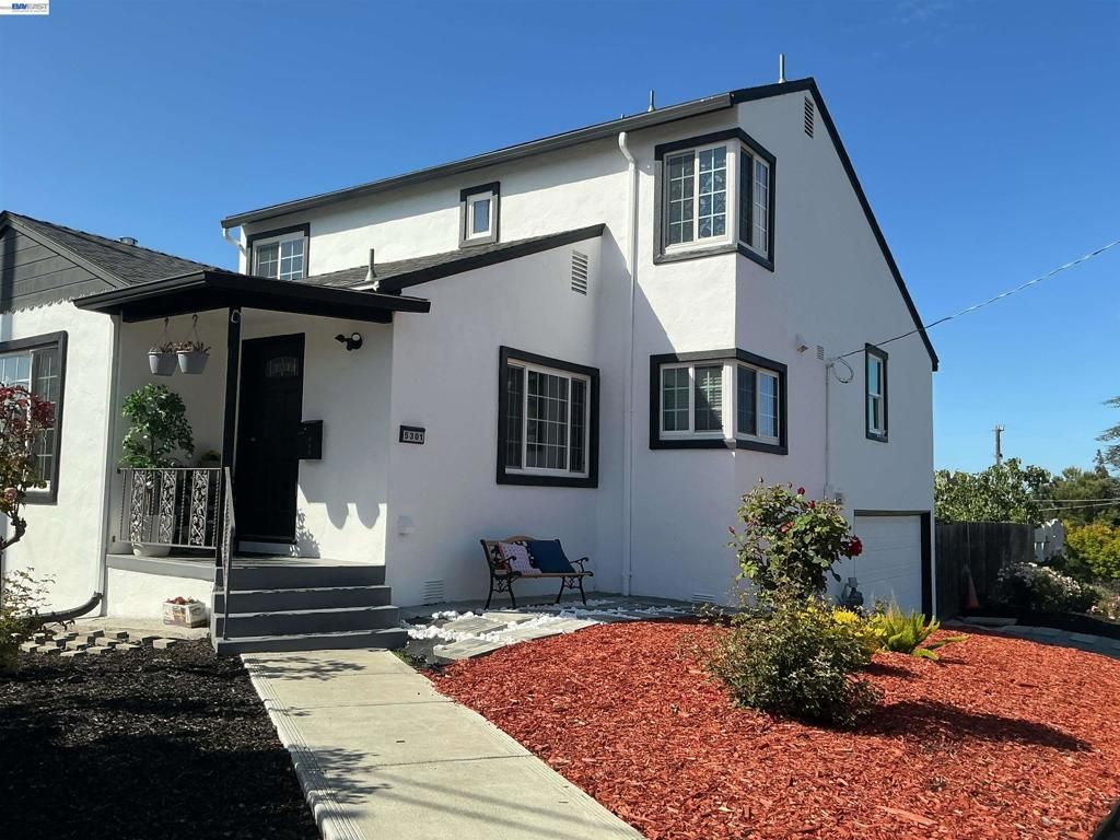 Image 5 of property listing at 5301 Brann ST, Oakland, CA 94619