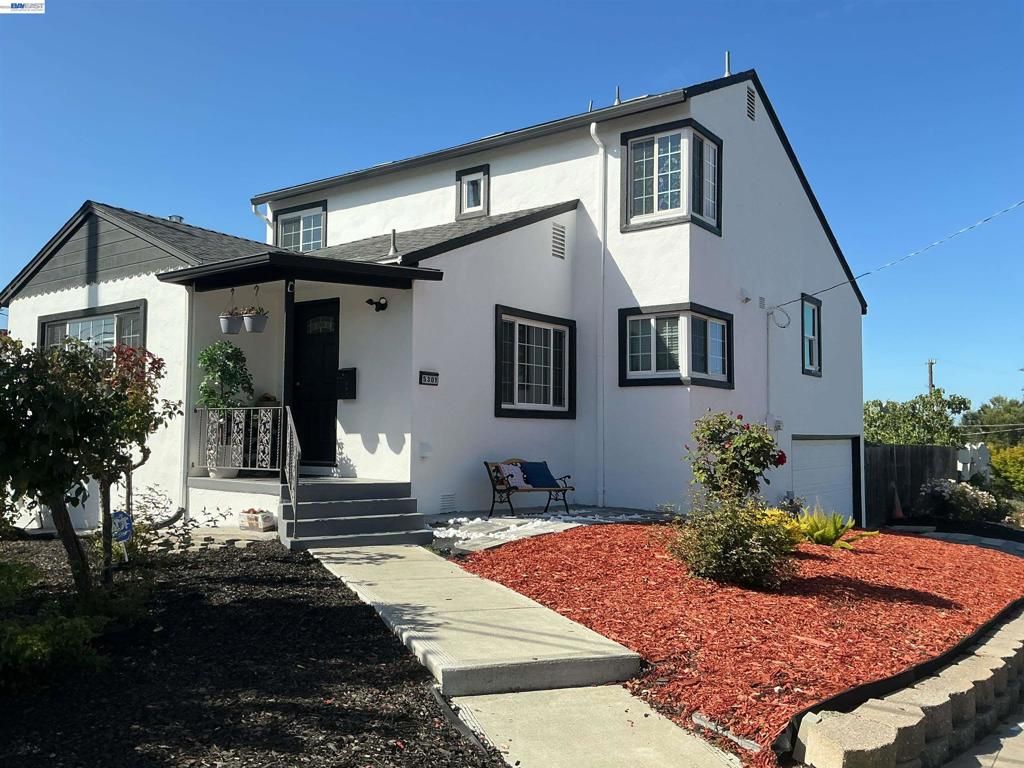 Image 6 of property listing at 5301 Brann ST, Oakland, CA 94619