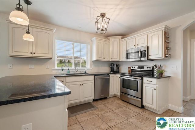 208 East Dell Road, Bushkill Twp, PA 18014