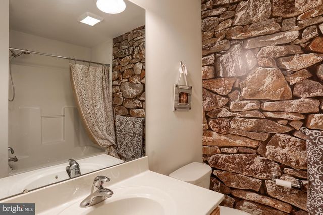 5 VISTA CIR, Lemoyne, PA 17043