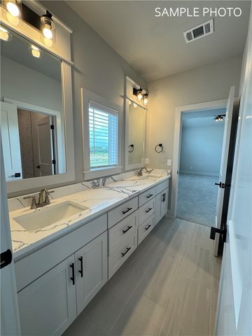 6006 S 40th Place, Rogers, AR 72758