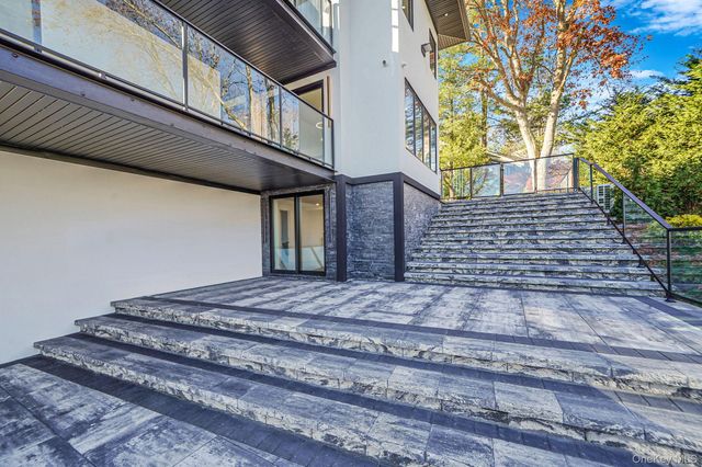 7 Riverview Terrace, Smithtown, NY 11787