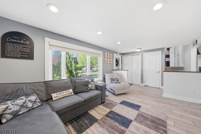 6 Woodport Ave, Jefferson Twp., NJ 07849