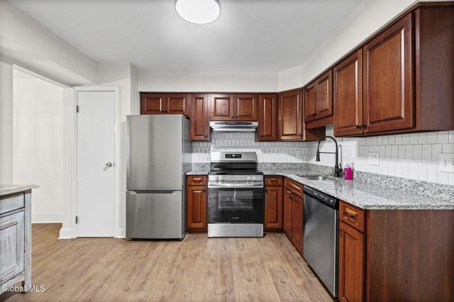 23B Woodcliffe Drive 23b, Clifton Park, NY 12065