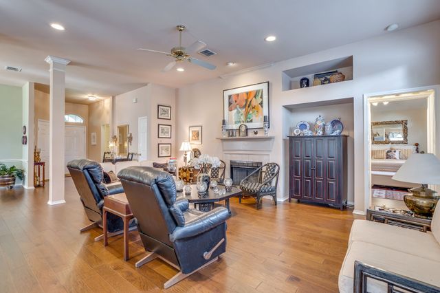 6904 Spring Valley Way, Fort Worth, TX 76132